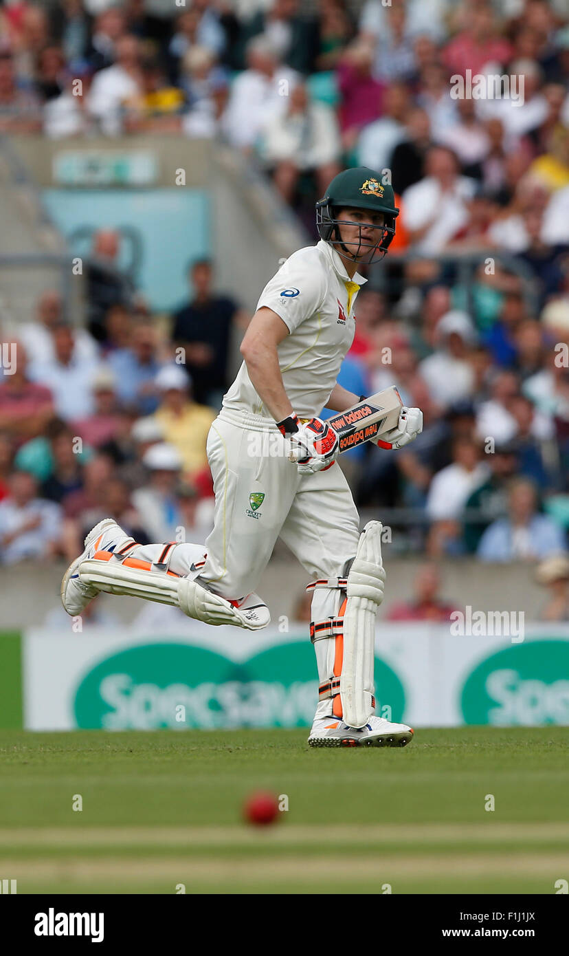 Australia Steven Smith corre tra il paletto durante il giorno una delle ceneri Investec serie di test match tra Inghilterra e Australia al ovale a Londra. Agosto 20, 2015. James Boardman / Immagini teleobiettivo +44 7967 642437 Foto Stock