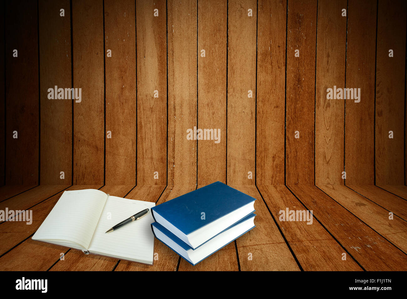 Vecchio libro con penna su uno sfondo di legno. Foto Stock