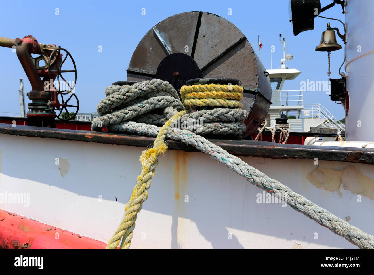 Fissare la fune sull'estinzione vecchia barca porto Greenport Long Island New York Foto Stock