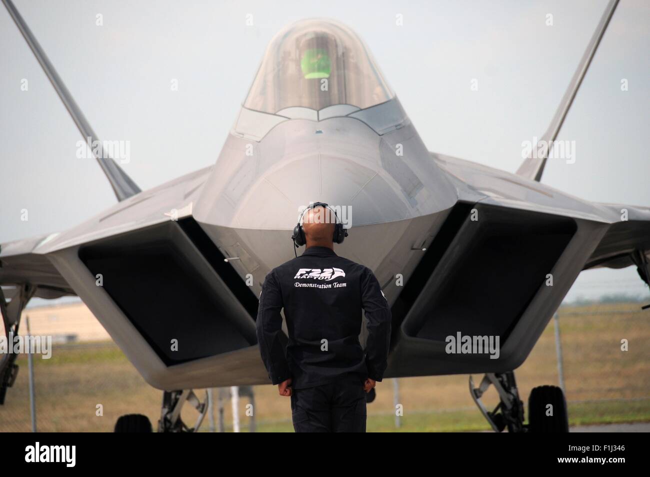 Un U.S. Air Force capo equipaggio per la F-22 Raptor dimostrazione segnali del Team il velivolo sul flightline all'Atlantic City Air National Guard Base 31 Agosto 2015 in Atlantic City, New Jersey. Foto Stock