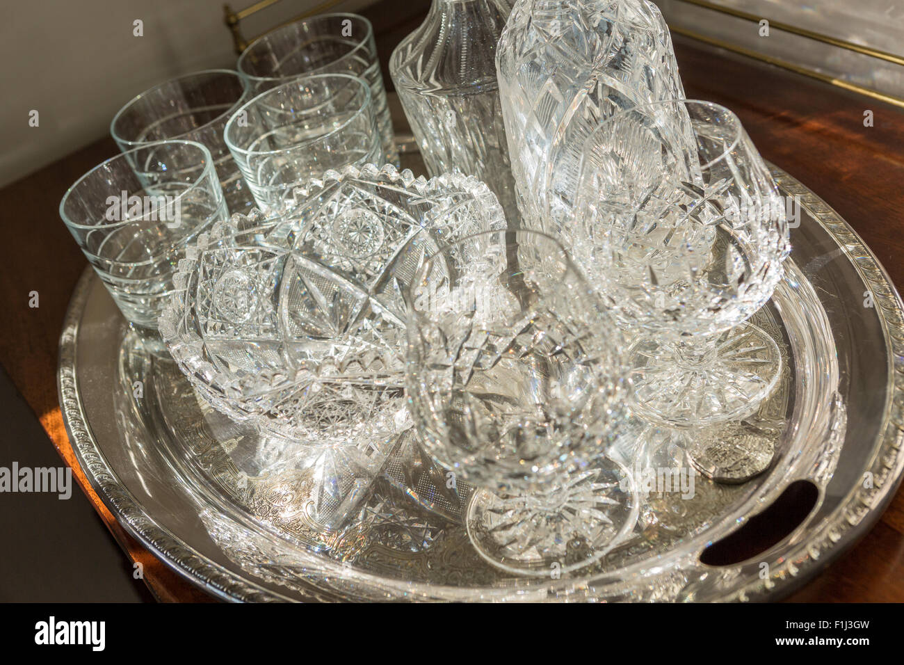 VIRGINIA, STATI UNITI D'AMERICA - Tagliare il vetro cristallo sul piatto d'argento. Foto Stock