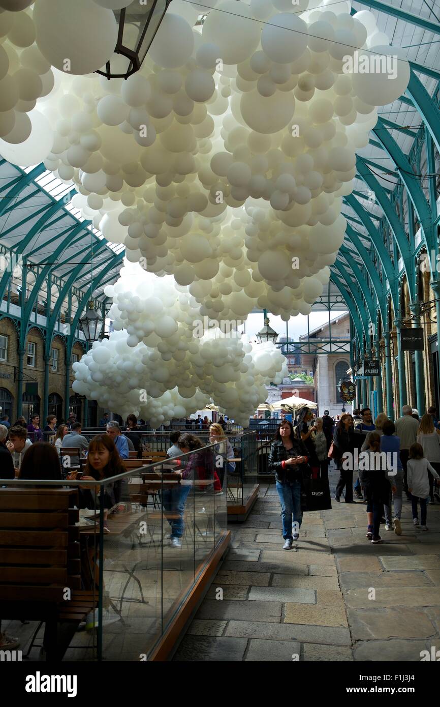 Il Covent Garden di Londra, Regno Unito. Il 2 settembre 2015. Artista francese Charles Pétillon prima dell arte di installazione nel XIX secolo edificio di mercato di Covent Garden. Creato utilizzando 100.000 palloni e misurare 54 da 12 metri, simboleggia il battito del cuore e la storia e il dinamismo dell'area locale. Credito: Emma Durnford/Alamy Live News Foto Stock