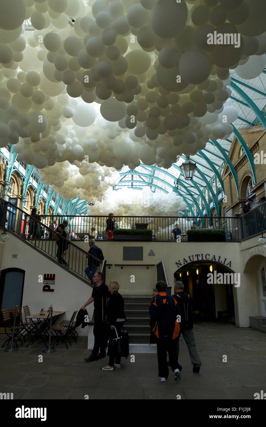 Il Covent Garden di Londra, Regno Unito. Il 2 settembre 2015. Artista francese Charles Pétillon prima dell arte di installazione nel XIX secolo edificio di mercato di Covent Garden. Creato utilizzando 100.000 palloni e misurare 54 da 12 metri, simboleggia il battito del cuore e la storia e il dinamismo dell'area locale. Credito: Emma Durnford/Alamy Live News Foto Stock