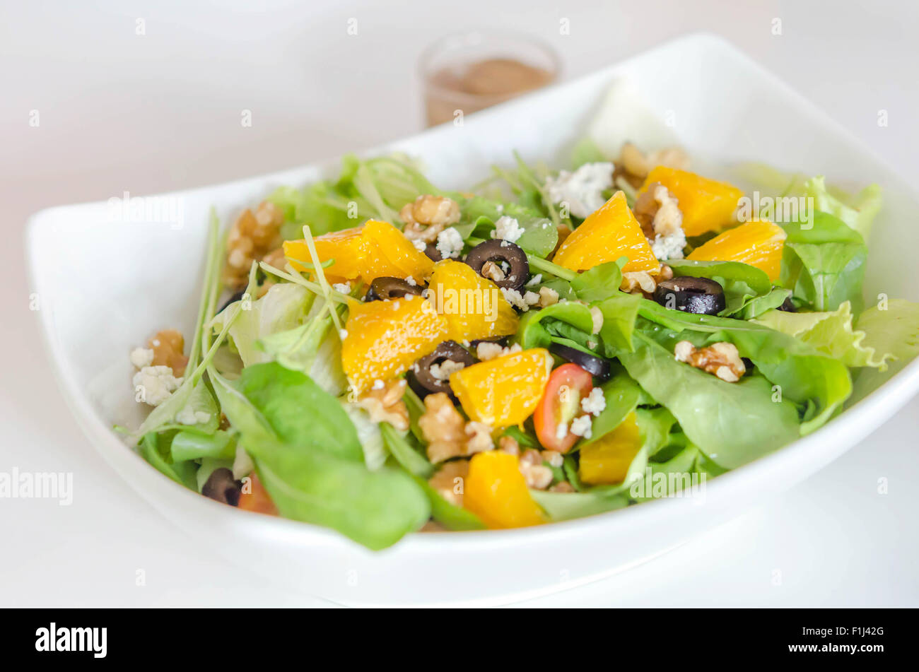Insalata di rucola con parmigiano e frutta di arancia Foto Stock