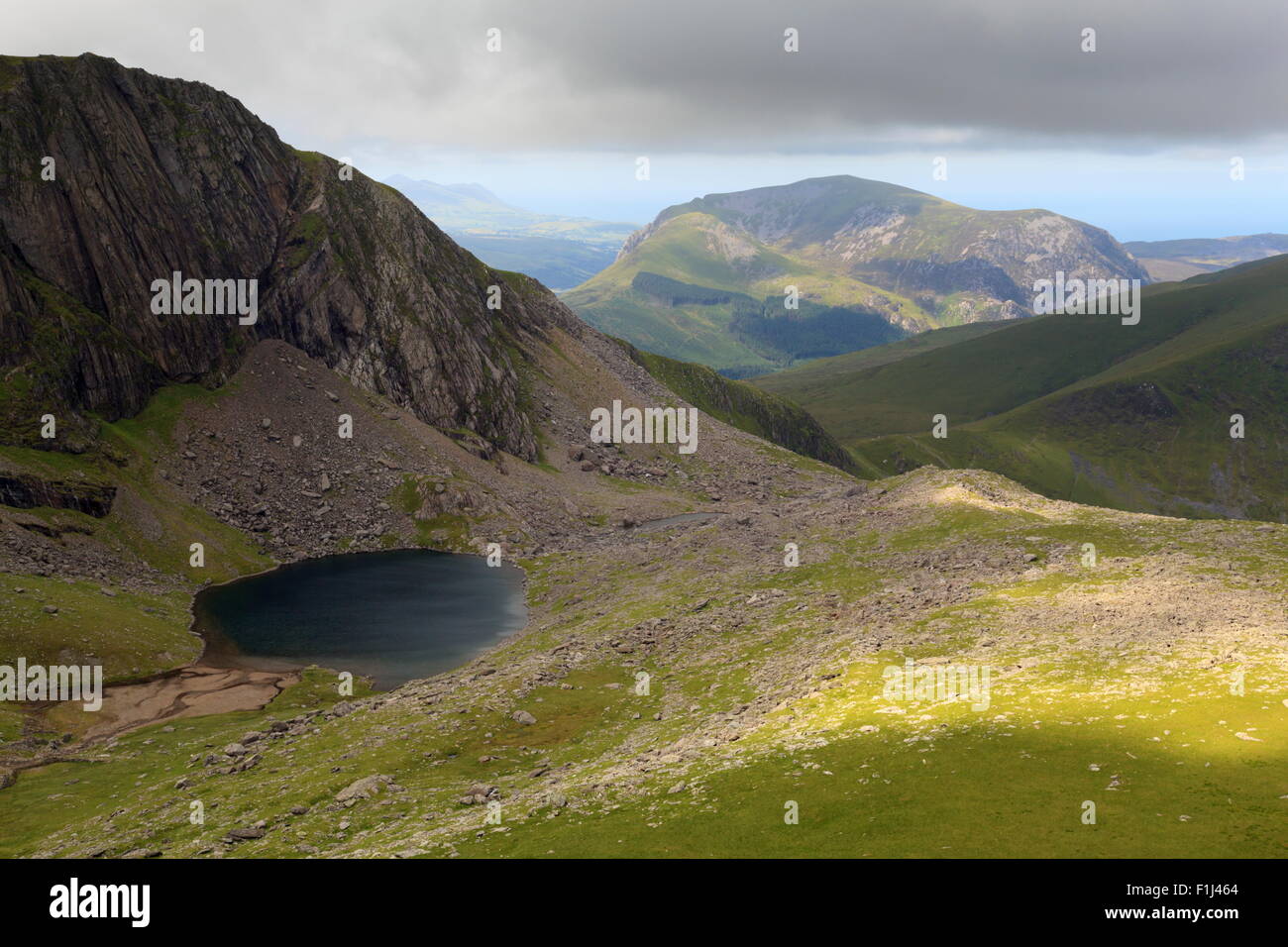 Una vista di Llyn Du'r Arddu e di Mynydd Mawr visto dal percorso di Llanberis, Snowdon Foto Stock