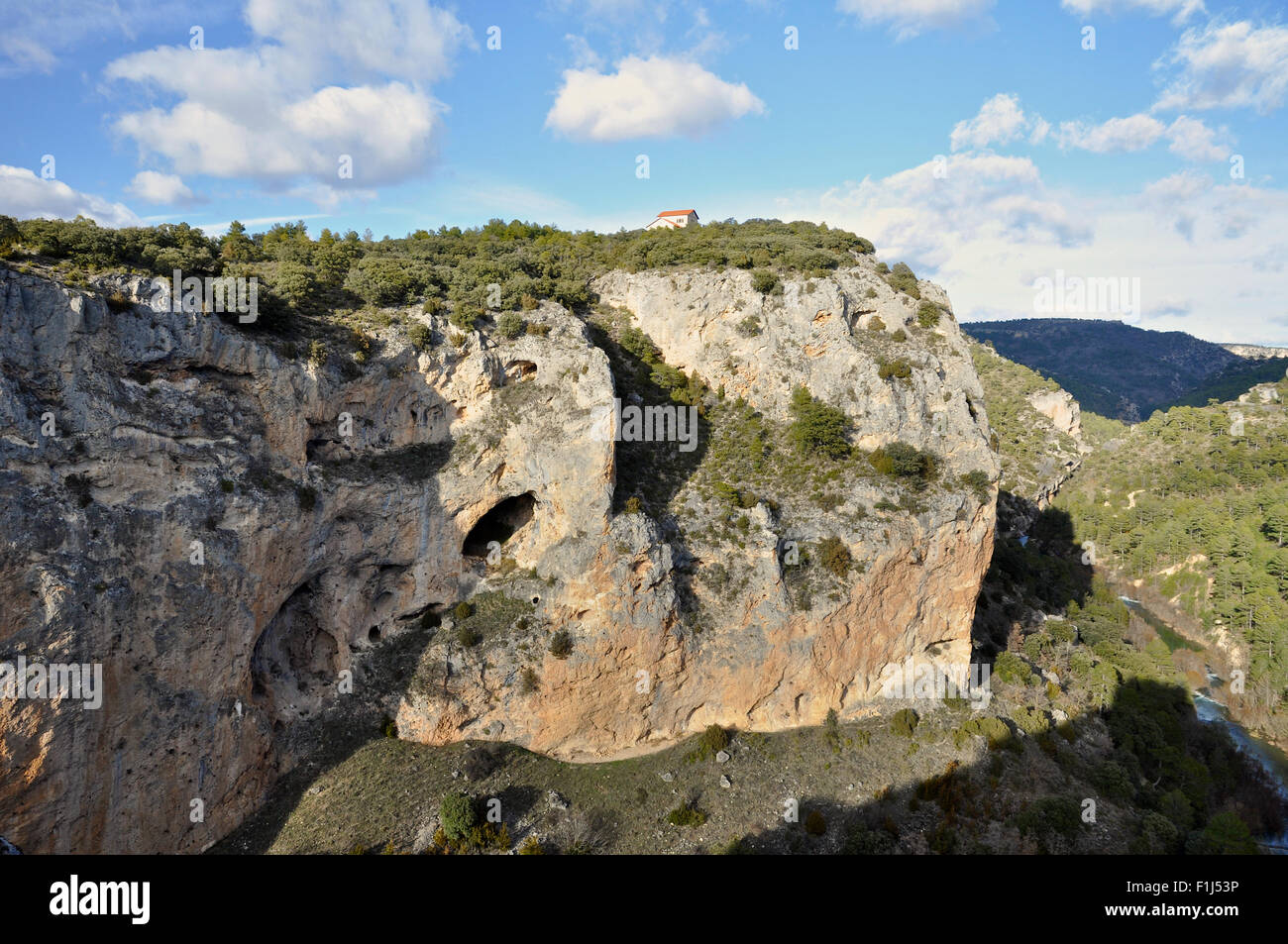 Vista panoramica dal punto panoramico di Ventano del Diablo che mostra una burrone con il fiume Jucar in fondo (Villalba de la Sierra, Cuenca, Castilla-la Mancha, Spagna) Foto Stock