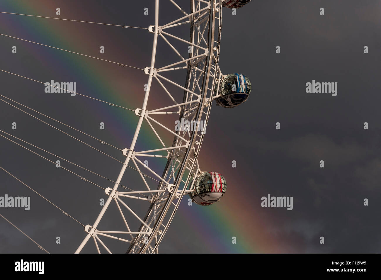 Londra, Regno Unito. Il 2 settembre 2015. Dopo un breve sharp doccia a pioggia finisce nella capitale un arcobaleno doppio può essere visto sulla London Eye. Credito: Stephen Chung / Alamy Live News Foto Stock