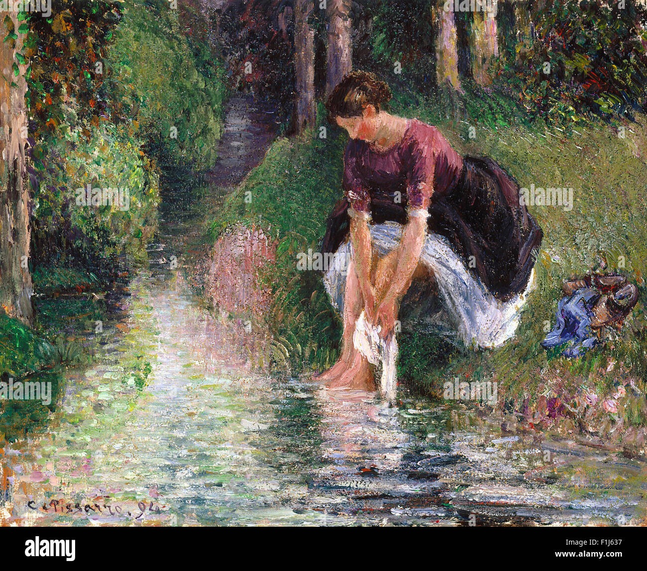 Camille Pissarro - Donna lavando i piedi in un ruscello Foto Stock