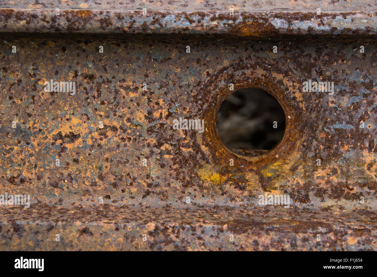 Un arrugginito, ferro da stiro ho-fascio con un foro in essa comincia a sfaldarsi ruggine Foto Stock