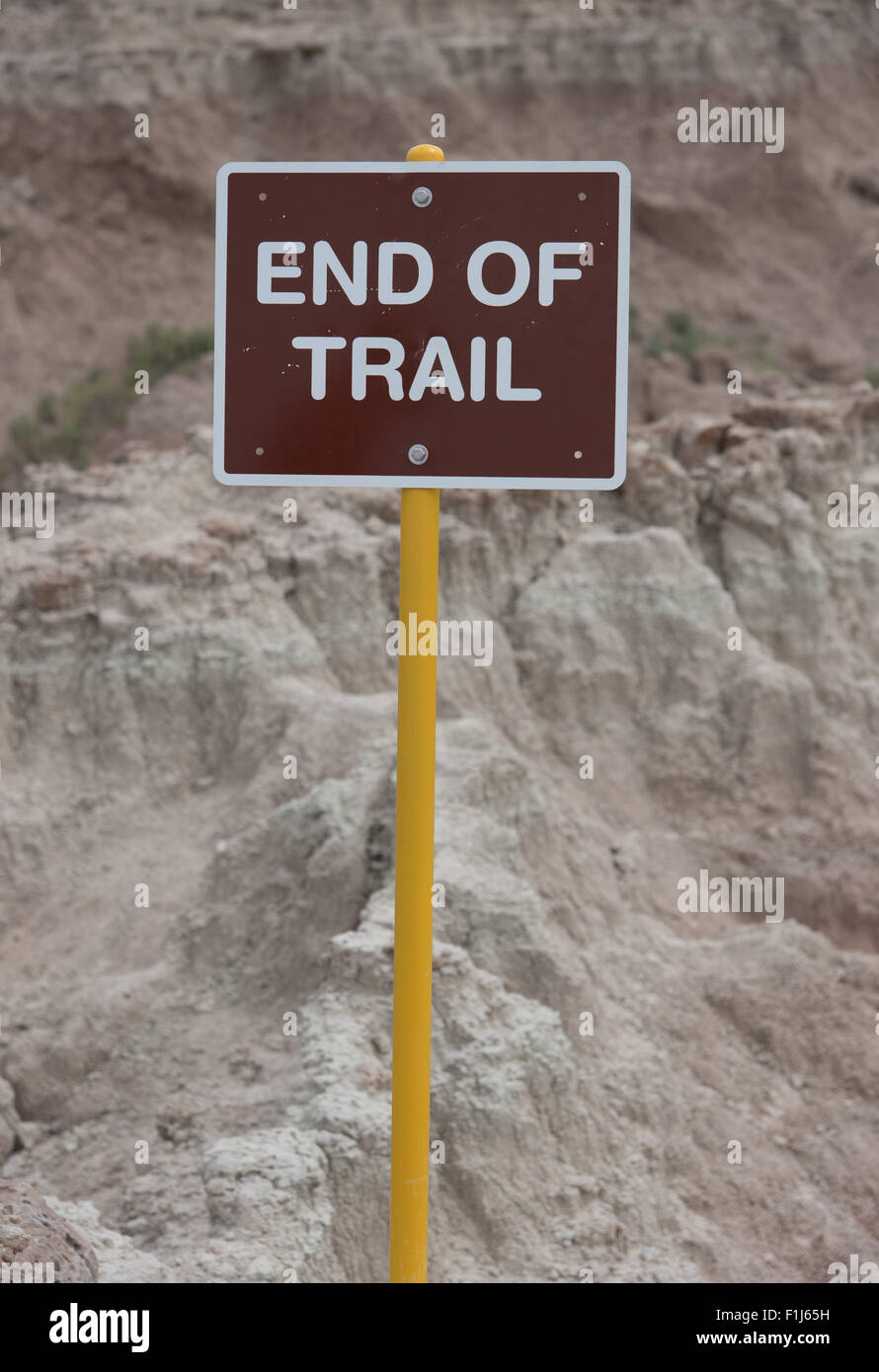 Un segno di avvertimento alla fine del sentiero per escursionisti. Questo segno nel Parco nazionale Badlands sorge in corrispondenza di un bordo di una scogliera. Foto Stock