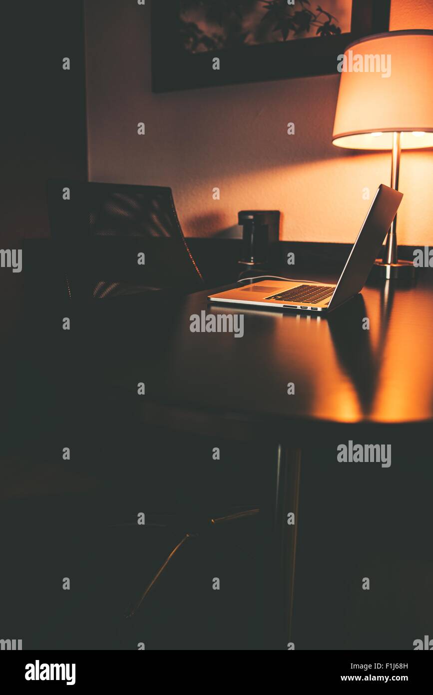 Hotel computer stazione di lavoro durante la notte. Funziona quando il viaggio Foto Stock