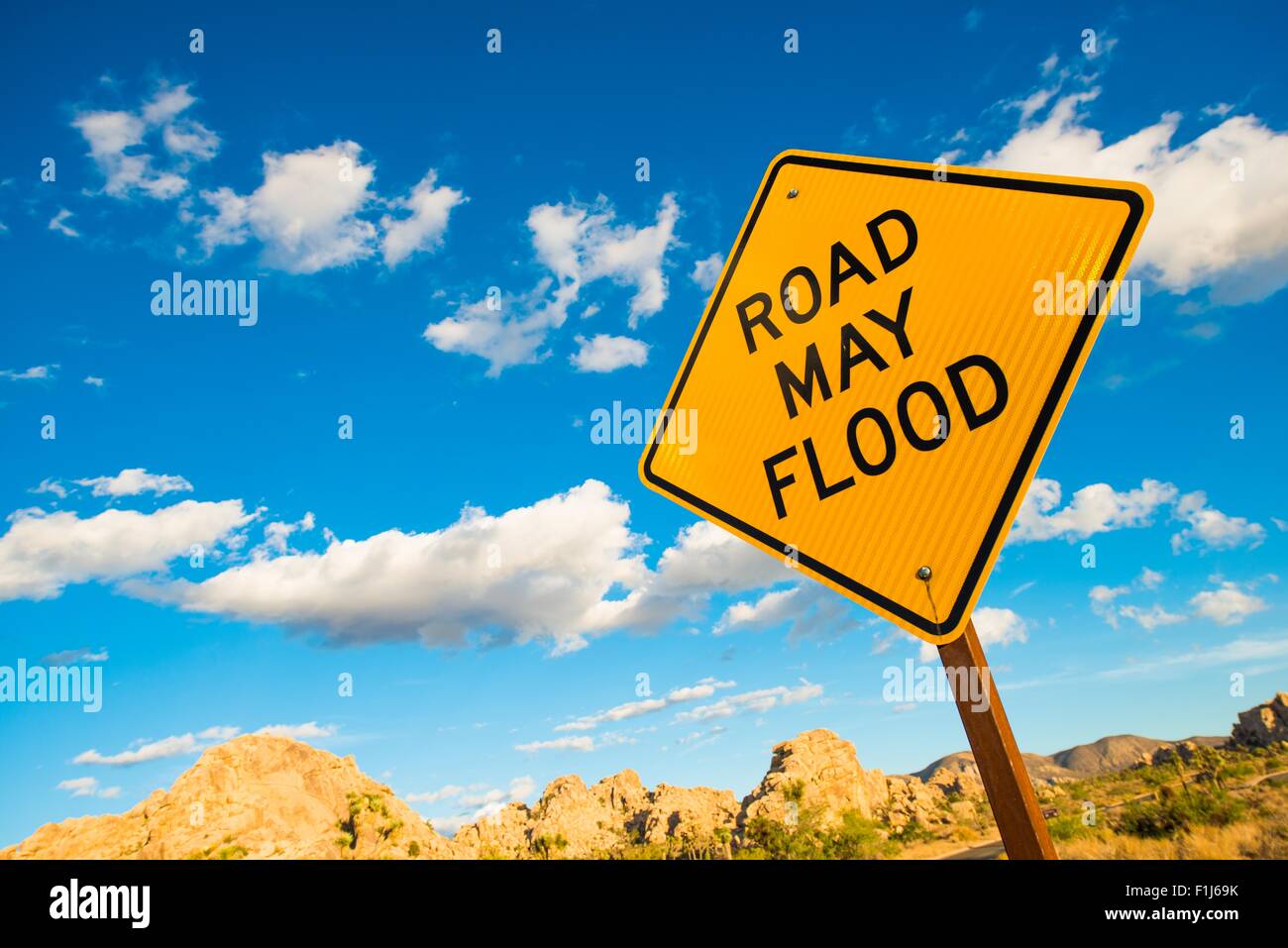Strada può allarme alluvione Sign in California Inondazione area desertica. Foto Stock