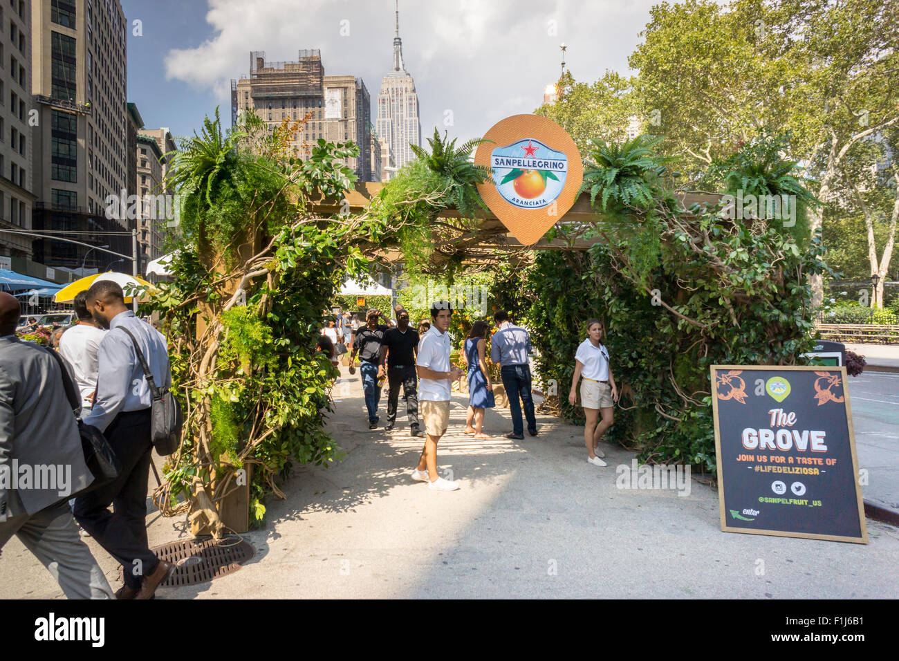 I visitatori di Flatiron Plaza di New York di godere della libertà di campioni di prodotto di scintille Sanpellegrino Bevande Frutta il marchio a "agrumeto' promozione in Flatiron Plaza di New York martedì, 25 agosto 2015. La promozione è parte della loro "La vita deliziosa campagna", progettato per evocare il sud dell'Italia, creato da Ogilvy & Mather pubblicità. (© Richard B. Levine) Foto Stock