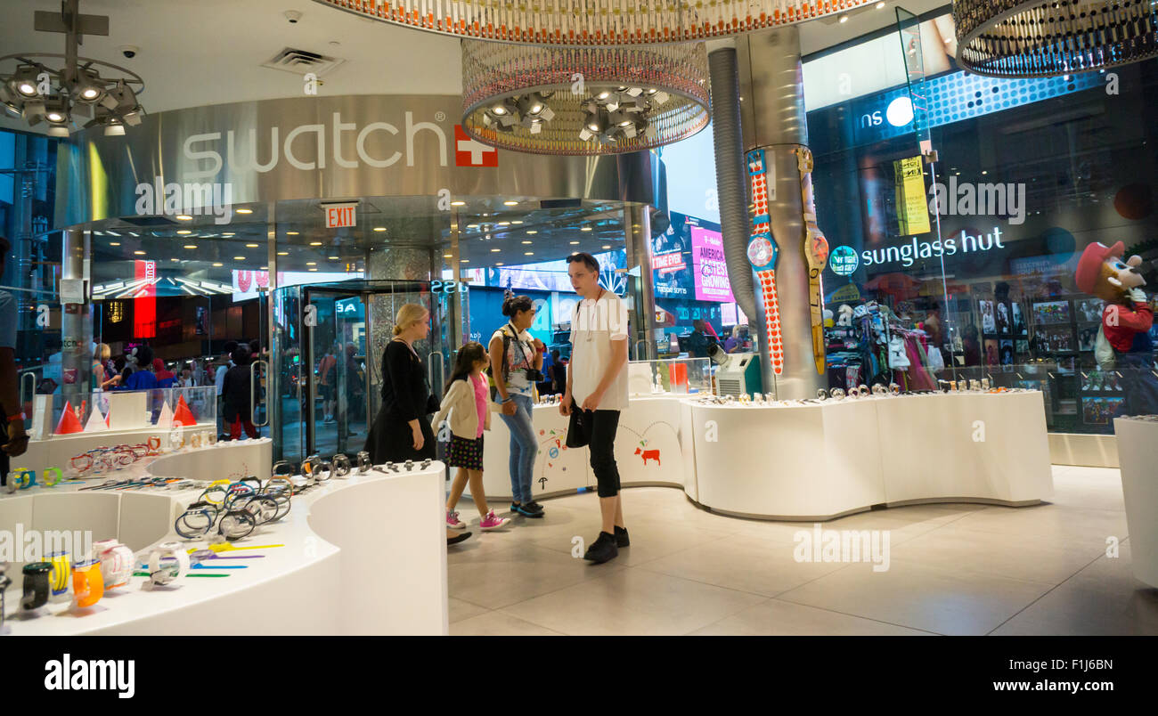 Lo Swatch store in Times Square a New York il mercoledì 26 agosto, 2015. Swatch è il più grande produttore mondiale di orologi e ha quasi verticale completo controllo sulla sua produzione. (© Richard B. Levine) Foto Stock