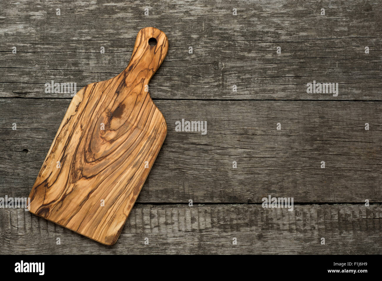 Legno tagliere su sfondo di legno Foto Stock