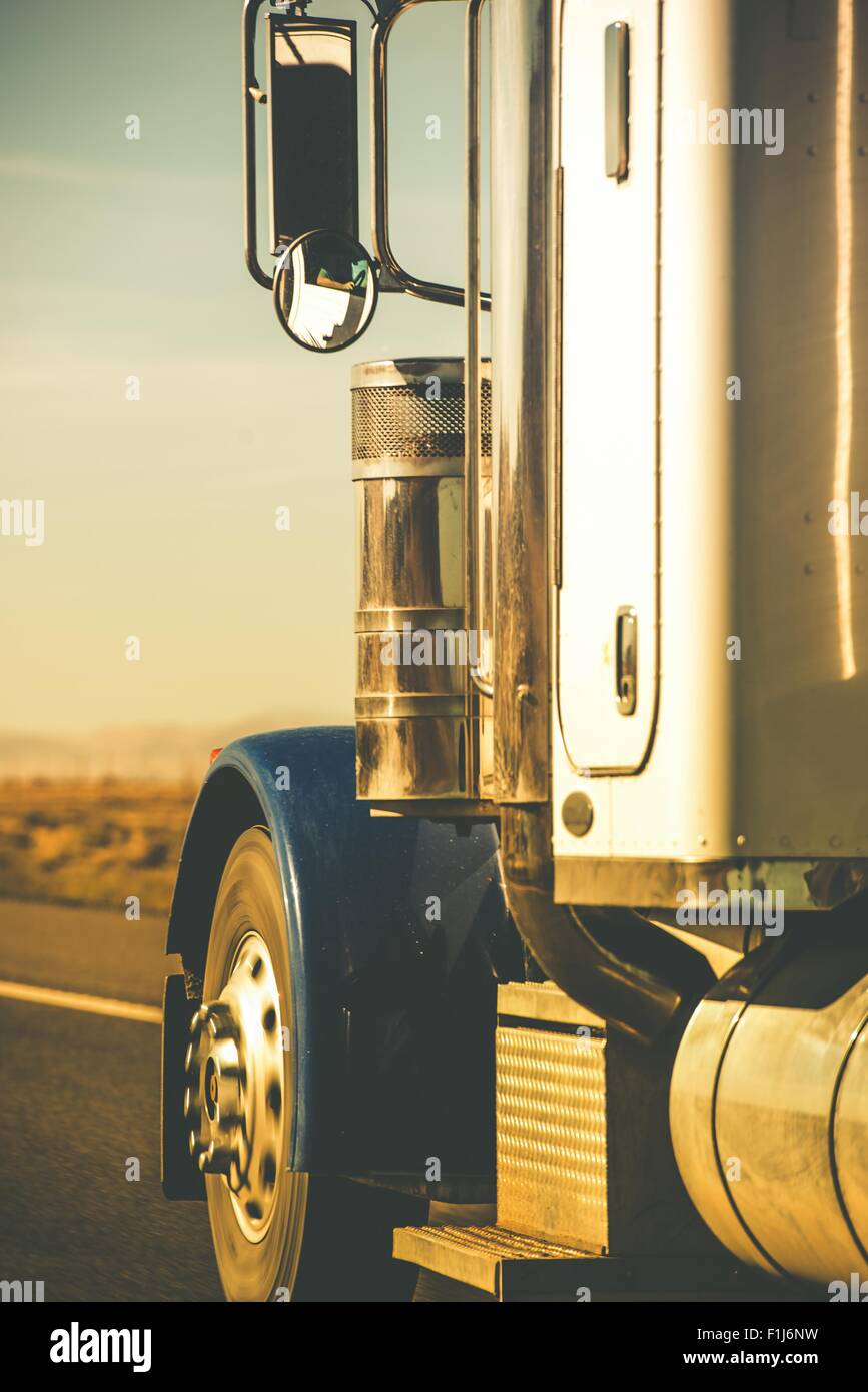 Semi carrello trattore Closeup sull'autostrada in fotografia verticale. Foto Stock