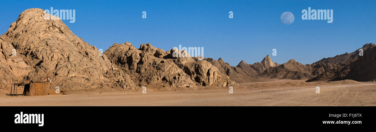 L'Egitto nel deserto di sabbia sotto la luna, colline, cielo blu, panorama Foto Stock