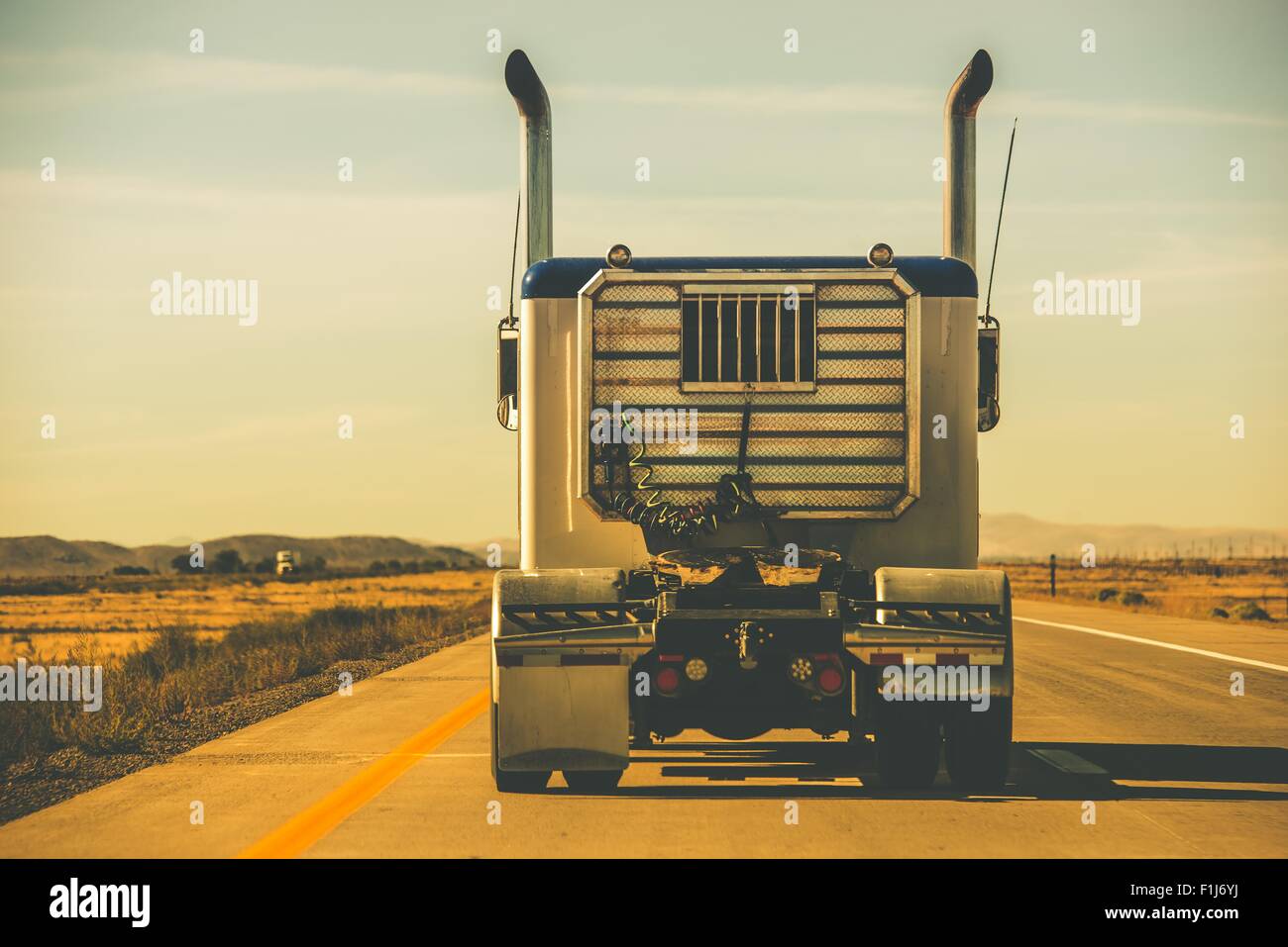 Il trattore rimorchio in autostrada. Tema di autotrasporti. Foto Stock