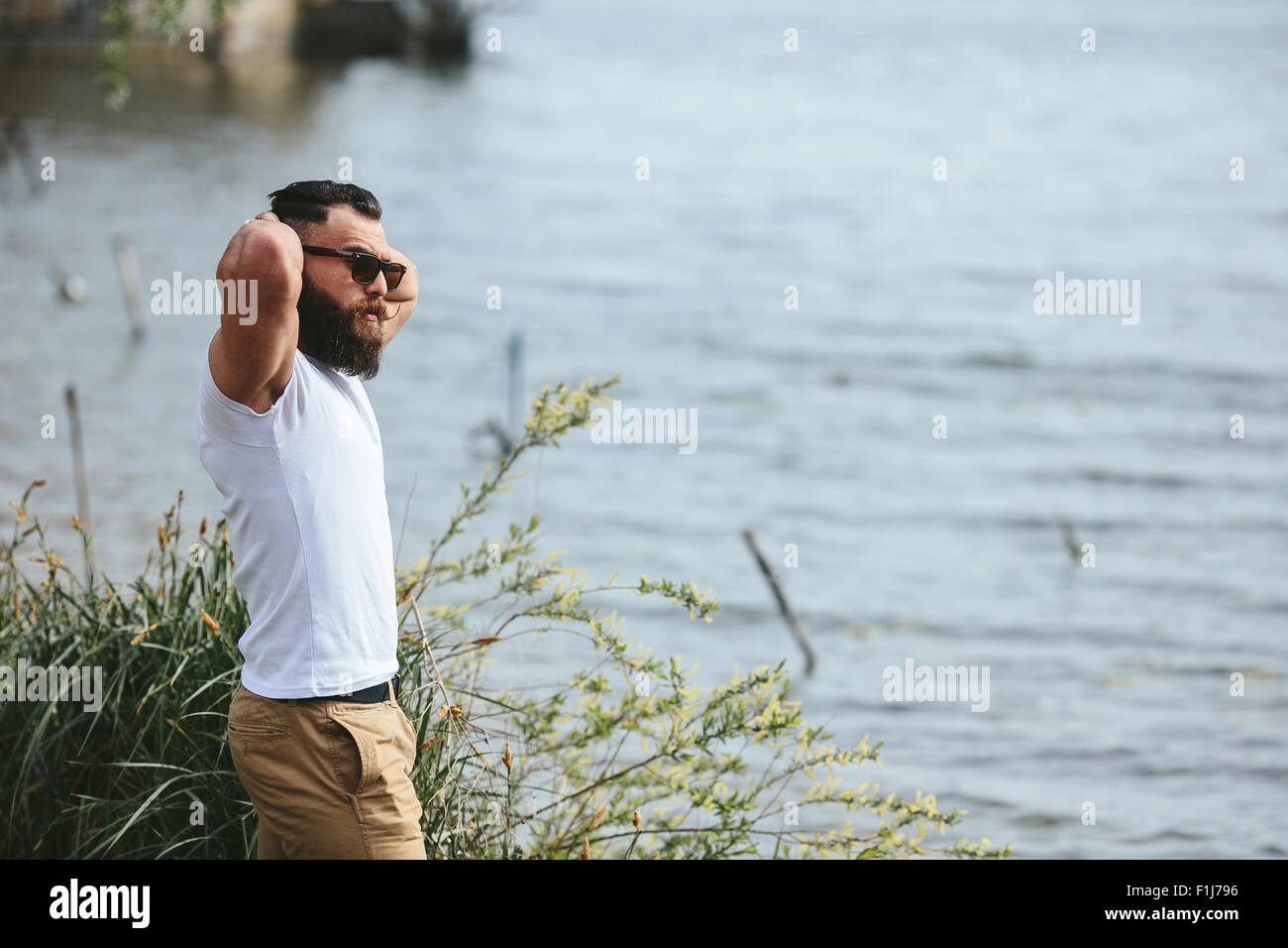 American Uomo Barbuto di toccare la sua barba Foto Stock