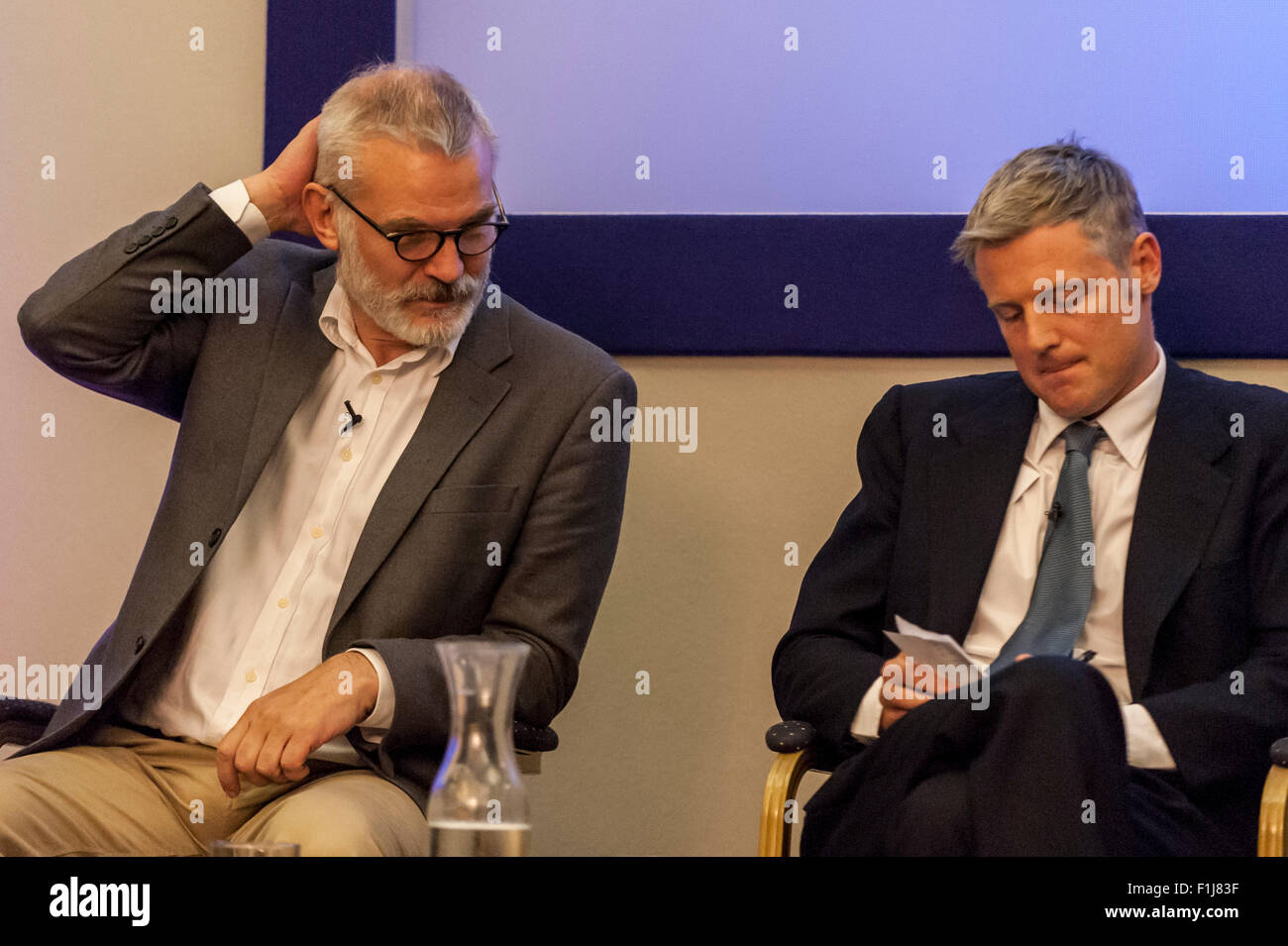 Londra, Regno Unito. Il 2 settembre 2015. Andrew Boff e Zac Goldsmith guardare come centro per Londra e prospettiva Magazine ospitare una grande discussione hustings, presso l Istituto di amministrazione per i contendenti per il conservatore candidatura per il sindaco di Londra - Andrew Boff (leader del gruppo conservatore, London Assembly), Zac Goldsmith (MP per Richmond Park e il nord di Kingston), Stephen Greenhalgh (Vice Sindaco per le attività di polizia e la criminalità), Syed Kamall (MEP per Londra). Credito: Stephen Chung / Alamy Live News Foto Stock