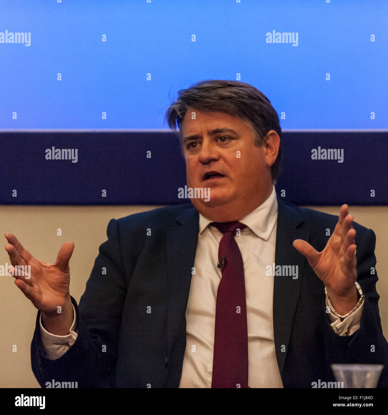 Londra, Regno Unito. Il 2 settembre 2015. Stephen Greenhalgh parla come centro per Londra e prospettiva Magazine ospitare una grande discussione hustings, presso l Istituto di amministrazione per i contendenti per il conservatore candidatura per il sindaco di Londra. Questo evento è il primo grande hustings pubblica per includere tutto il Partito Conservatore dei quattro finalisti candidati - Andrew Boff (leader del gruppo conservatore, London Assembly), Zac Goldsmith (MP per Richmond Park e il nord di Kingston), Stephen Greenhalgh (Vice Sindaco per le attività di polizia e la criminalità), Syed Kamall (MEP per Londra). Credito: Stephen Chung / Alamy Live News Foto Stock