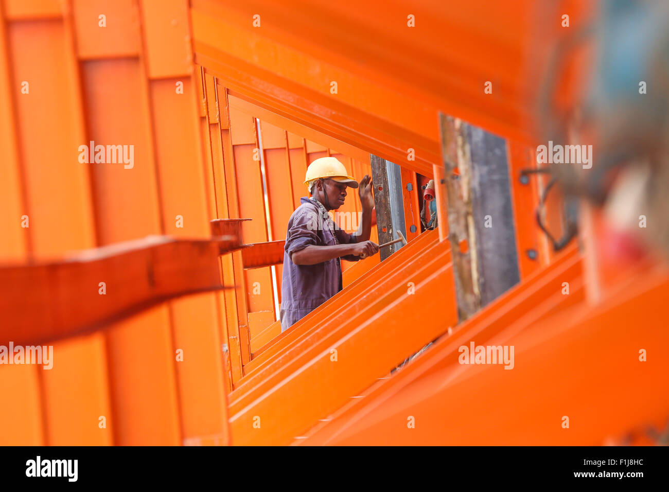 Mtito Andei, Kenya. 2 Sep, 2015. Un dipendente locale lavora presso la traversina e fabbrica del fascio in corrispondenza della Sesta Sezione del Kenya la ferrovia (SGR) progetto, vicino a Mtito Andei, Kenya, sul Sett. 2, 2015. Più di 25.000 kenioti sono state impiegate per la costruzione in corso di SGR, cinese-finanziato una linea ferroviaria ad alta velocità che collega il Kenya del porto della città di Mombasa a Nairobi capitale, secondo l'ambasciatore cinese in Kenya Liu Xianfa. © Pan Siwei/Xinhua/Alamy Live News Foto Stock