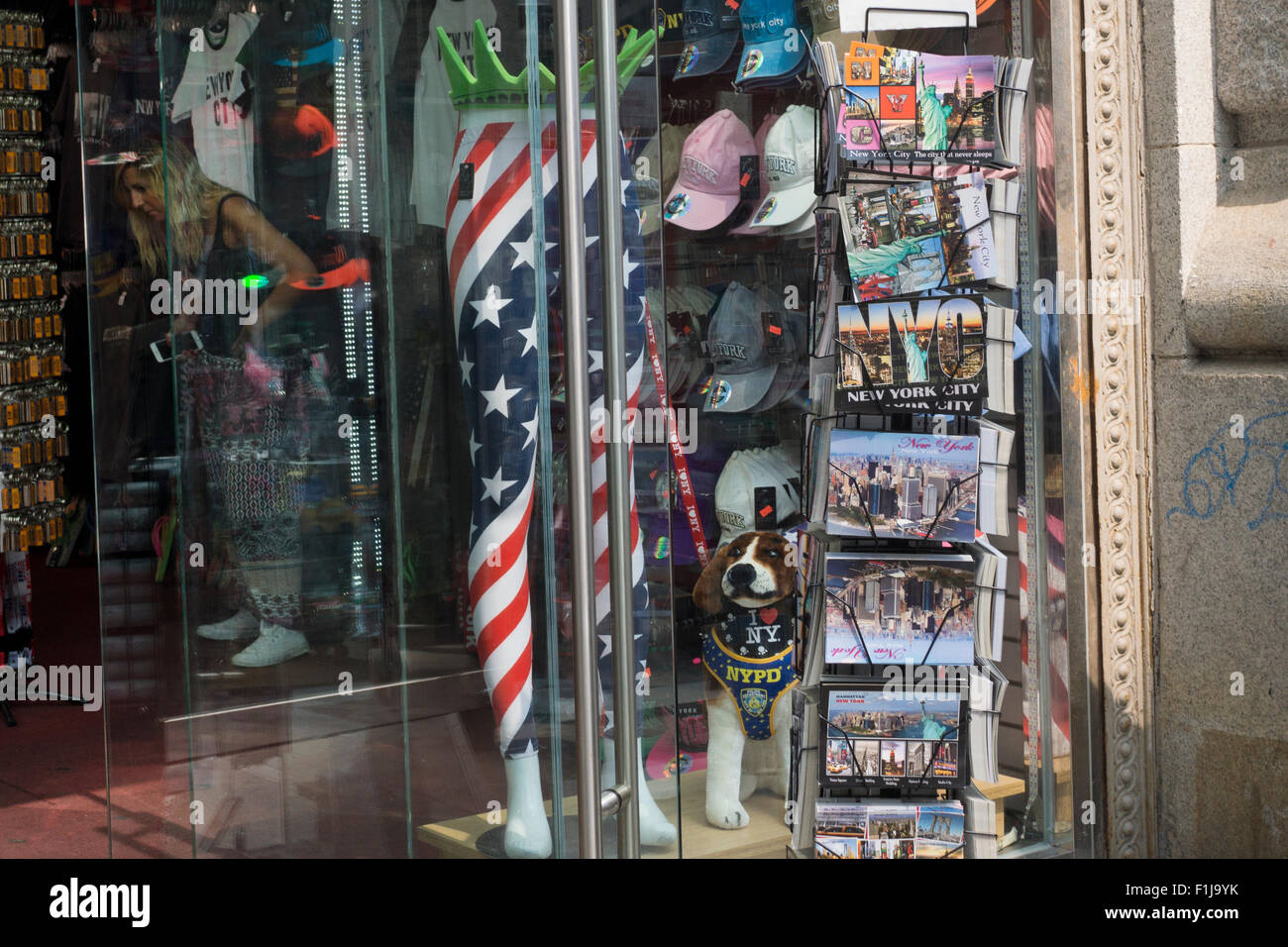 Un negozio di souvenir accanto al sito del World Trade Center a Manhattan, New York City venda cartoline, cappucci e 9/11 memorabilia. Foto Stock