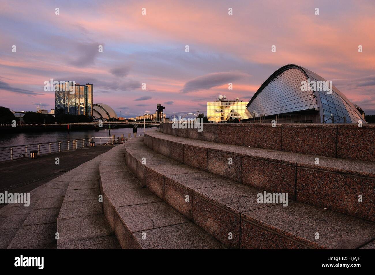 Glasgow, Scotland, Regno Unito. 02Sep, 2015. Tramonto sul fiume Clyde, con il Clyde Arc, conosciuto localmente come la Squinty Bridge, Finnieston gru, la BBC e la Science Center, illuminato dal sole. Credito: Tony Clerkson/Alamy Live News Foto Stock