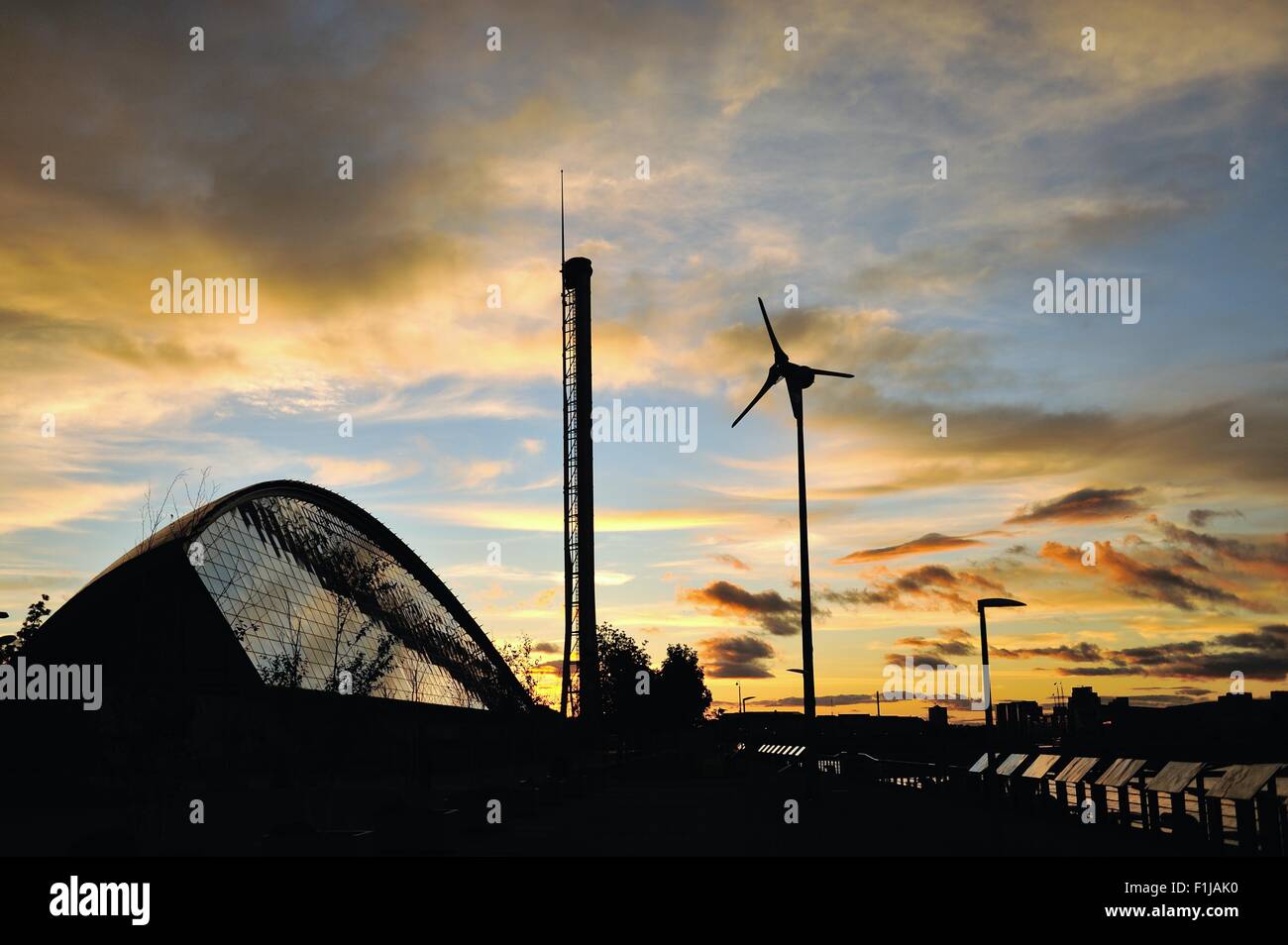 Glasgow, Scotland, Regno Unito. 02Sep, 2015. Tramonto sul fiume Clyde, con il Centro della Scienza stagliano contro il cielo incandescente Credito: Tony Clerkson/Alamy Live News Foto Stock