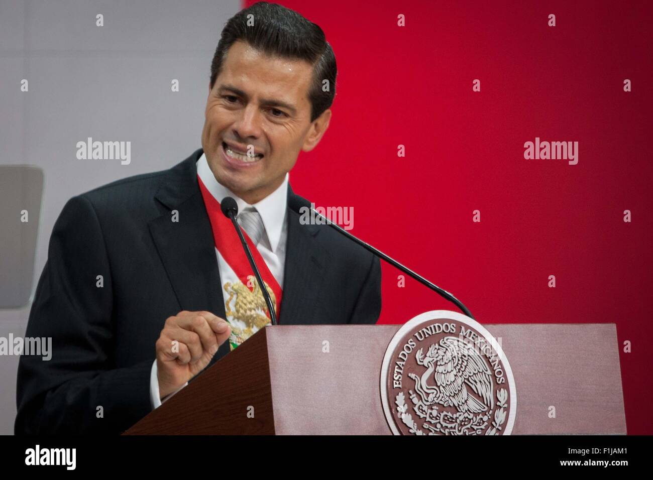 Città del Messico. 2 Sep, 2015. Il Presidente messicano Enrique Peña Nieto offre il suo terzo stato della nazione relazione in Città del Messico, capitale del Messico, sul Sett. 2, 2015. © Pedro Mera/Xinhua/Alamy Live News Foto Stock