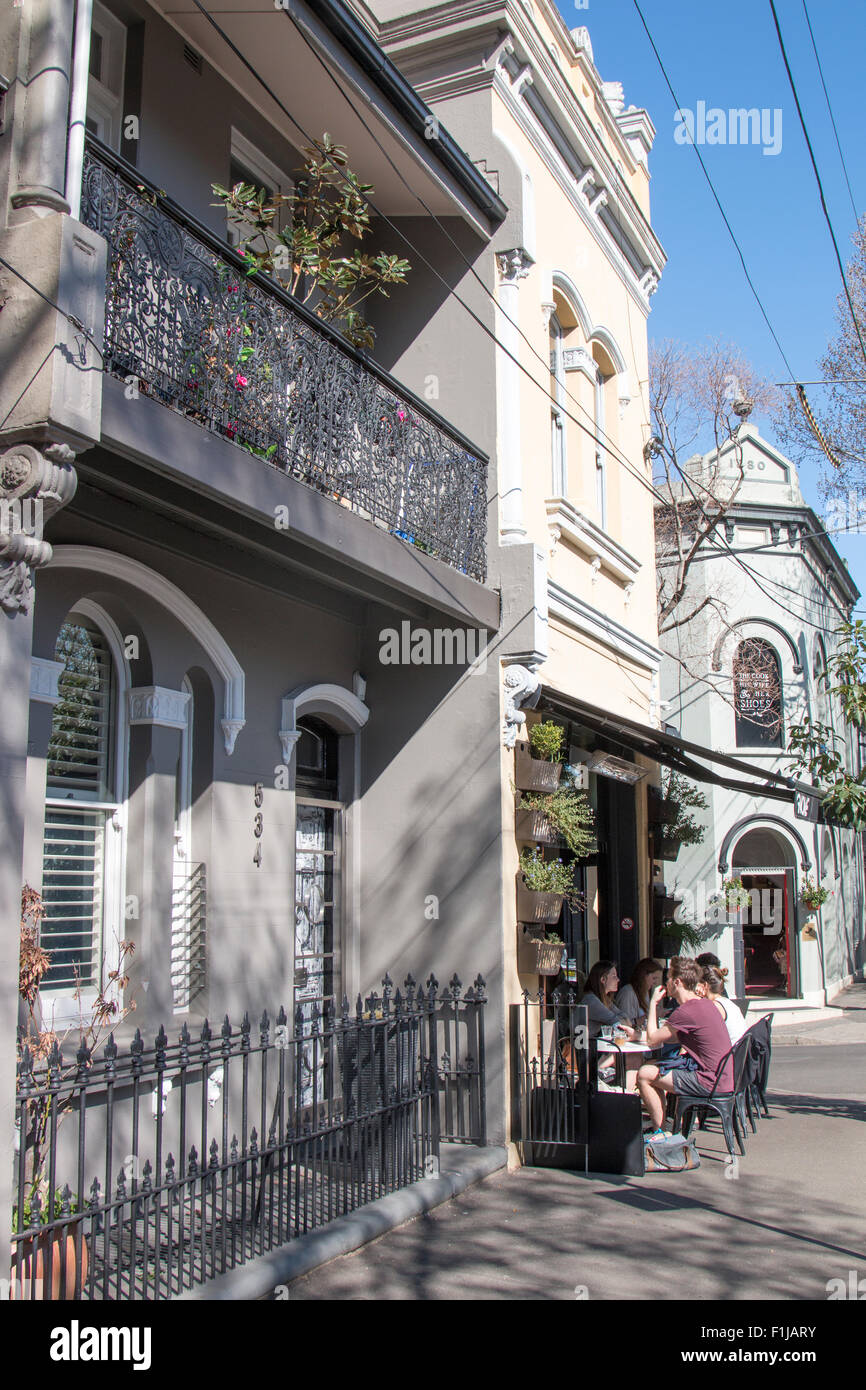 La gente fuori da pranzo presso una caffetteria cafe nel trendy sobborgo di Surry Hills Sydney, Nuovo Galles del Sud, Australia Foto Stock