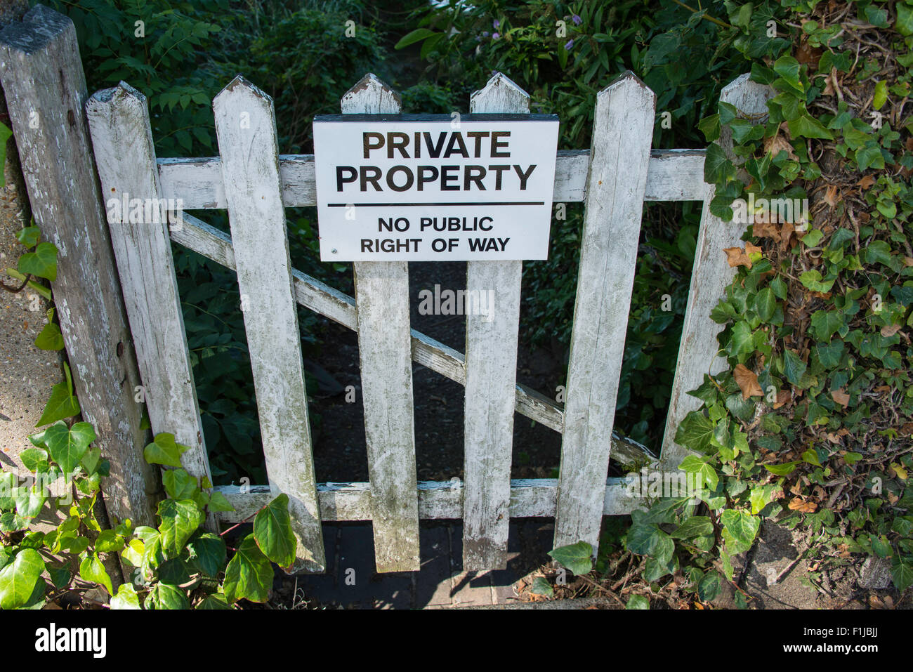 Cancello in legno con la proprietà privata segno, Weybridge Marina, Thames Street, Weybridge, Surrey, England, Regno Unito Foto Stock