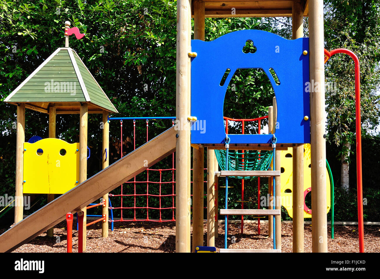 Parco giochi per bambini in riva al fiume e di salute & Racchette Club, Chiswick, Greater London, England, Regno Unito Foto Stock