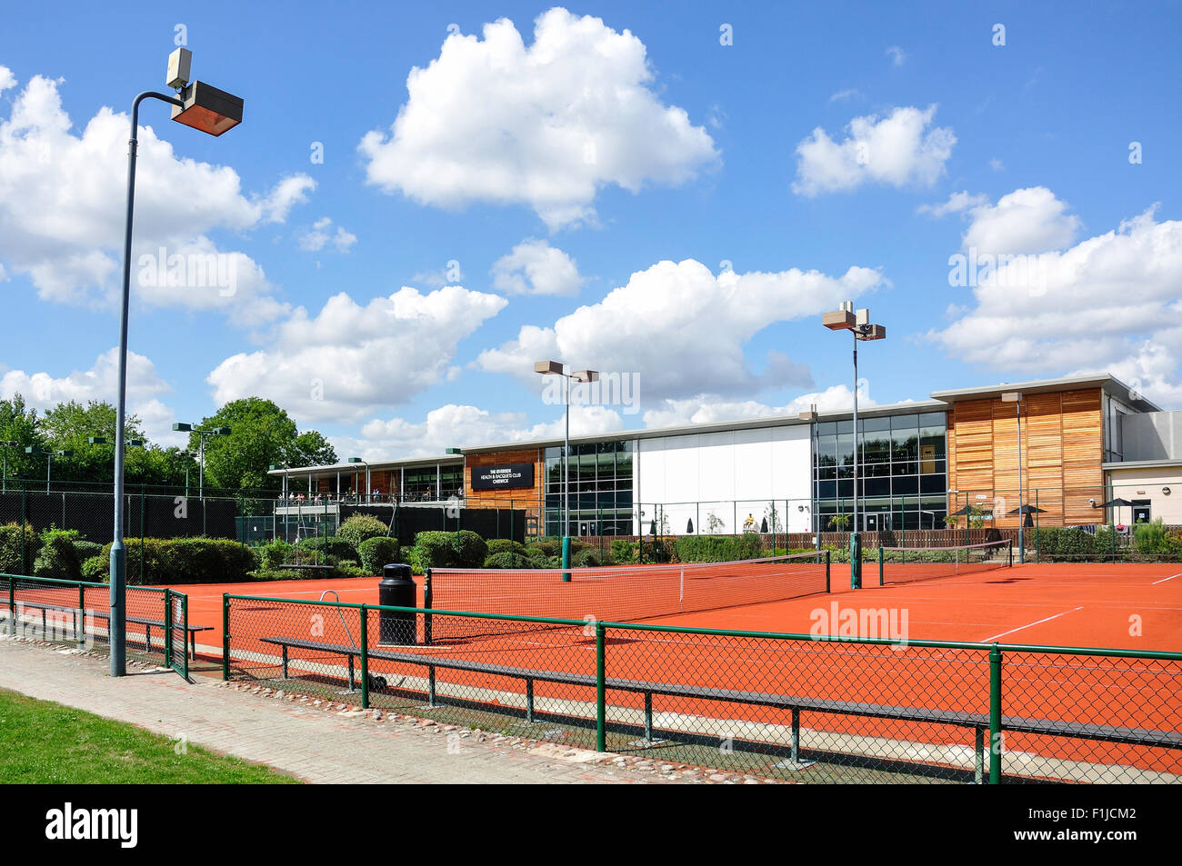 Campi da tennis in argilla al Riverside Salute & Racchette Club Chiswick, Borough di Hounslow, Greater London, England, Regno Unito Foto Stock
