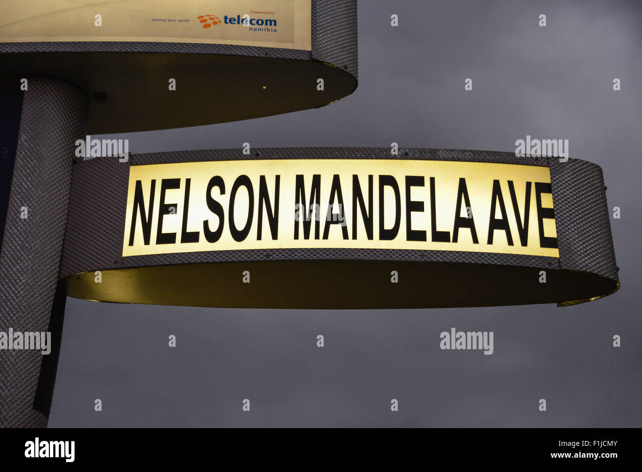 Nelson Mandela Avenue firmare al crepuscolo, Windhoek (Windhuk), Regione di Khomas, Repubblica di Namibia Foto Stock