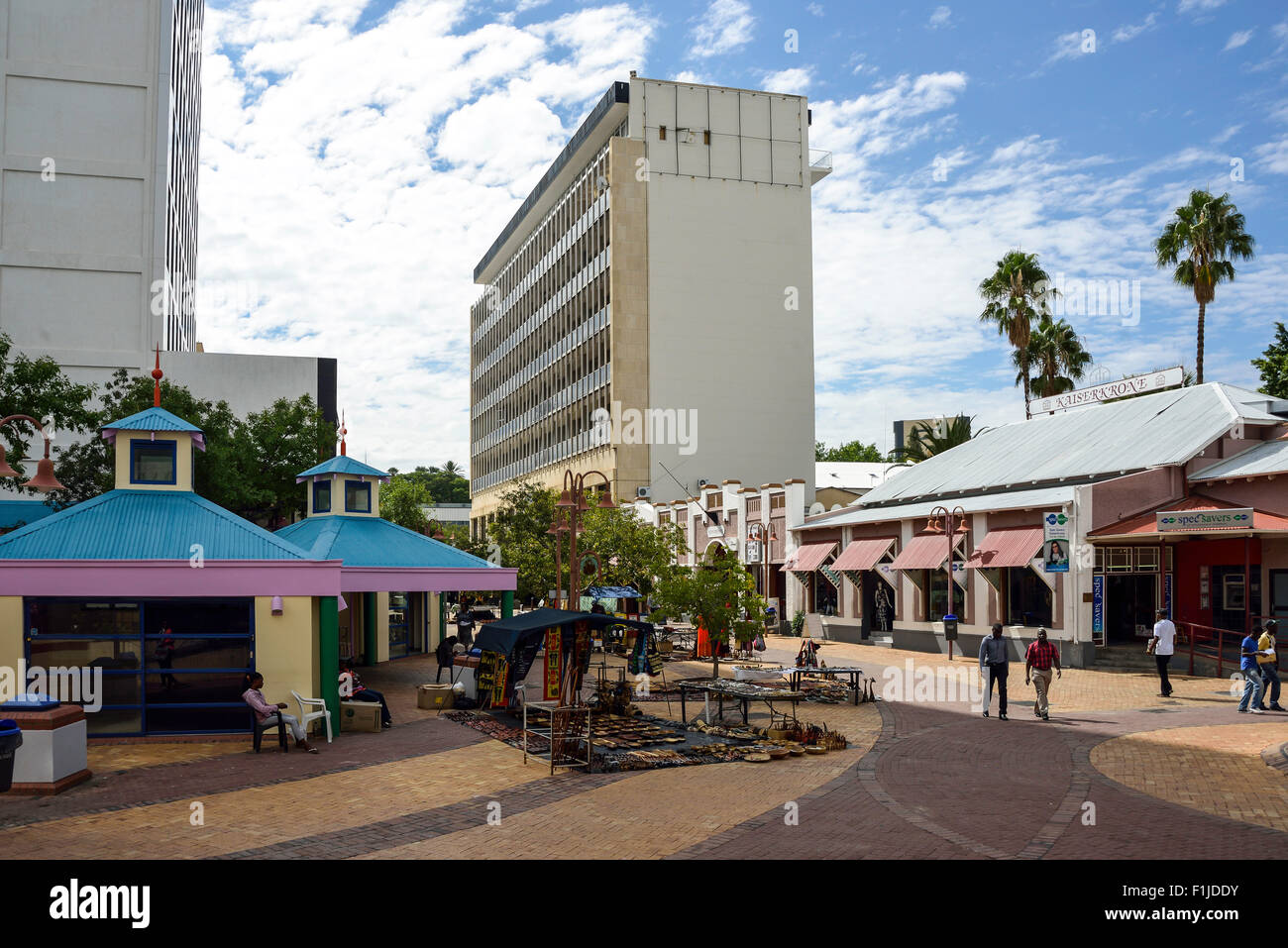 Bancarelle di artigiani, Post Street Mall, Viale Indipendenza, Windhoek (Windhuk), Regione di Khomas, Repubblica di Namibia Foto Stock