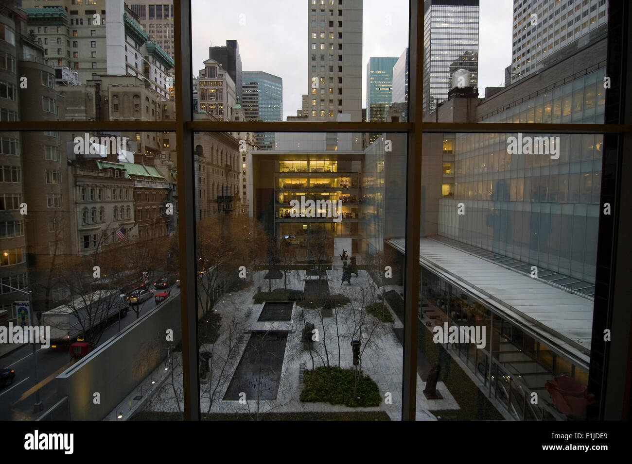 Guardando ad ovest al di fuori del quinto piano windows del Museo di Arte Moderna di 53rd St in New York che si affaccia sul giardino di sculture Foto Stock