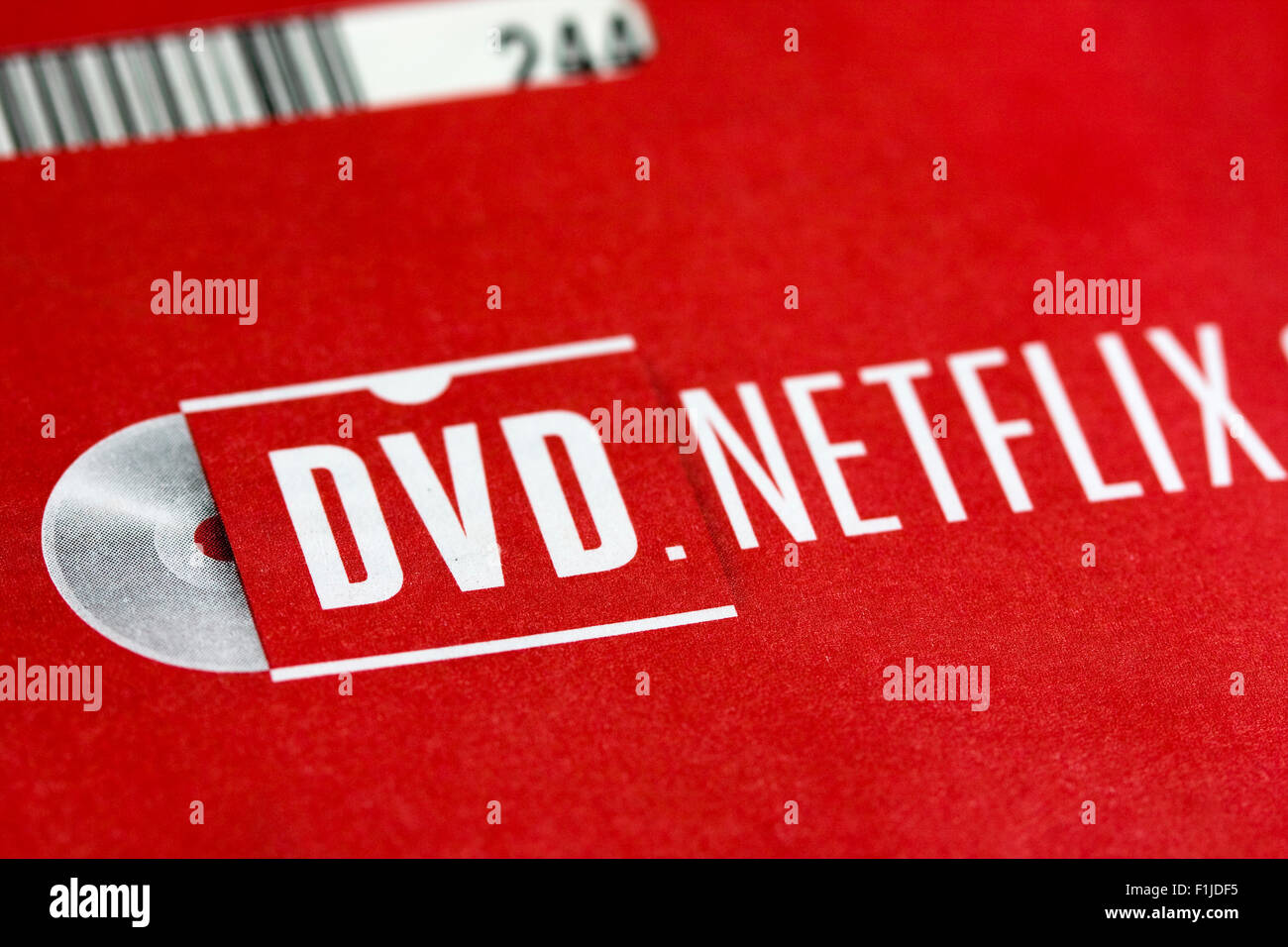 Il logo di Netflix su busta rossa è utilizzata per restituire un DVD noleggiato da mail con manicotto codice a barre visibile in alto a sinistra Foto Stock