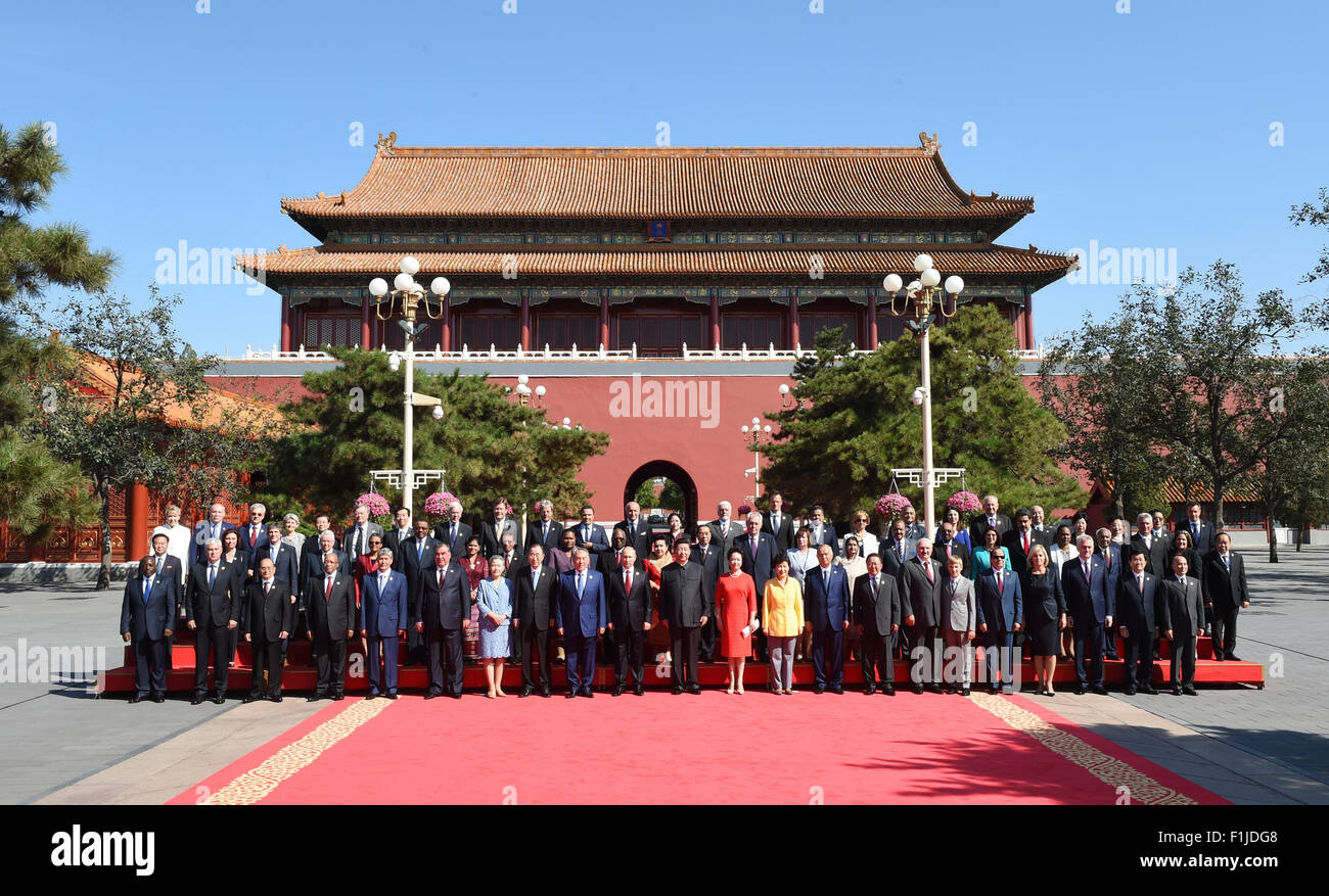 Pechino, Cina. 3 Sep, 2015. Il presidente cinese Xi Jinping xi (L) e sua moglie Peng Liyuan (Xi R) posano per una foto di gruppo con i dignitari di paesi stranieri e delle organizzazioni internazionali e dei loro coniugi durante la commemorazione Attività per contrassegnare il settantesimo anniversario del popolo cinese la guerra di resistenza contro l'Aggressione giapponese e il mondo Anti-Fascist guerra, a Pechino, capitale della Cina, Sett. 3, 2015. Credito: Wang Ye/Xinhua/Alamy Live News Foto Stock