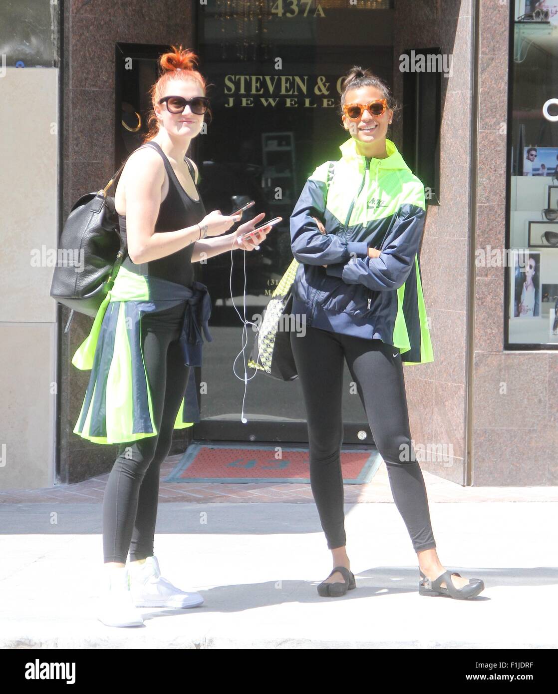 Icona cantanti pop Caroline Hjelt e Aino Jawo macchiato di shopping in Beverly Hills offre: Caroline Hjelt, Aino Jawo, Icona Pop dove: Los Angeles, California, Stati Uniti quando: 02 Lug 2015 Foto Stock