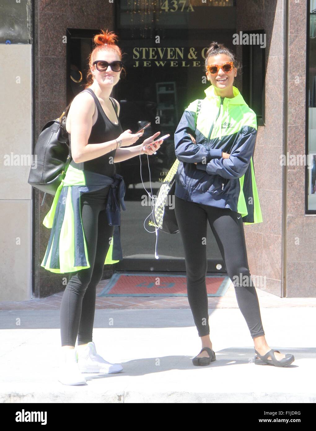 Icona cantanti pop Caroline Hjelt e Aino Jawo macchiato di shopping in Beverly Hills offre: Caroline Hjelt, Aino Jawo, Icona Pop dove: Los Angeles, California, Stati Uniti quando: 02 Lug 2015 Foto Stock