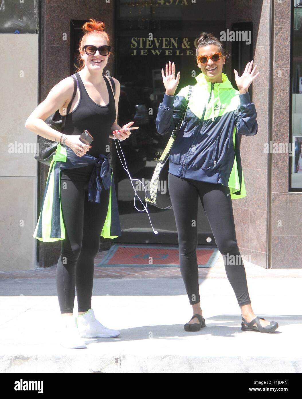Icona cantanti pop Caroline Hjelt e Aino Jawo macchiato di shopping in Beverly Hills offre: Caroline Hjelt, Aino Jawo, Icona Pop dove: Los Angeles, California, Stati Uniti quando: 02 Lug 2015 Foto Stock