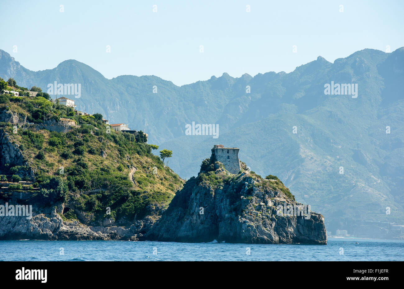 Torre di avvistamento nel comune di Conca dei Marini sulla Costiera Amalfitana in provincia di Salerno, Italia Foto Stock