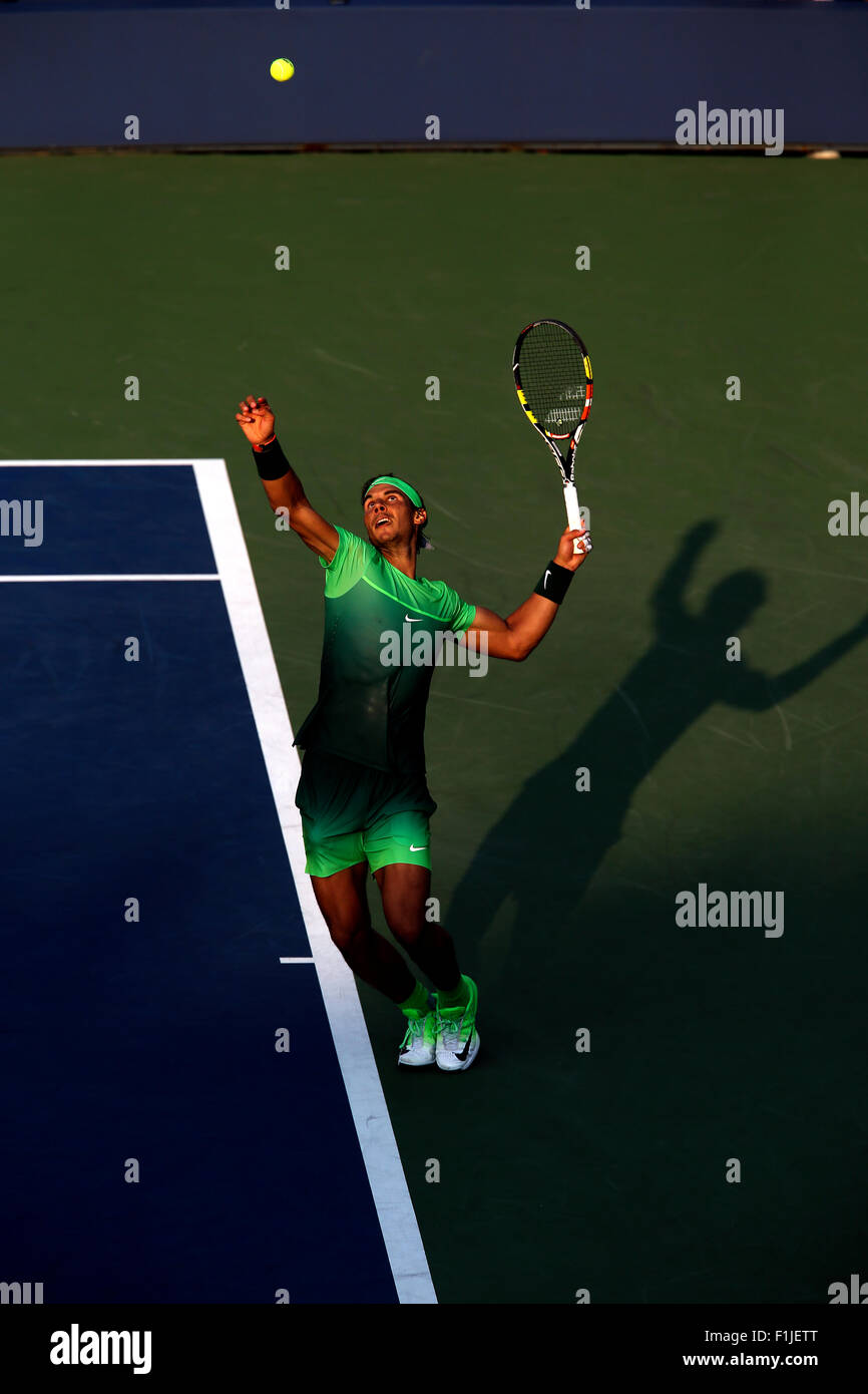 New York, Stati Uniti d'America. 02Sep, 2015. Rafael Nadal di Spagna, al numero 8 di sementi, in azione contro Diego Schwartzman dell Argentina durante il loro secondo round corrispondono a Stati Uniti Aperto a Flushing Meadows. Credito: Adam Stoltman/Alamy Live News Foto Stock