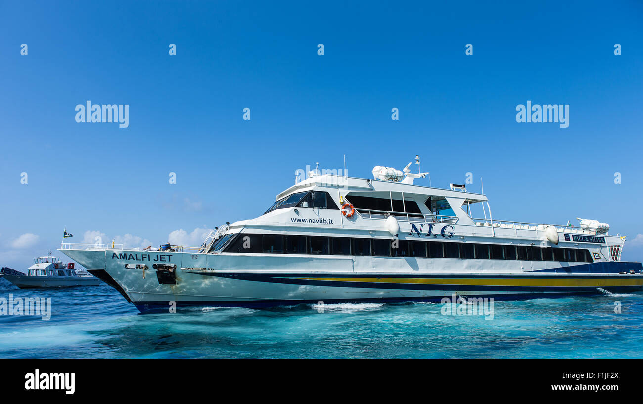 Un Amalfi battello navetta trasporta i turisti tra la costiera amalfitana e Capri. Foto Stock