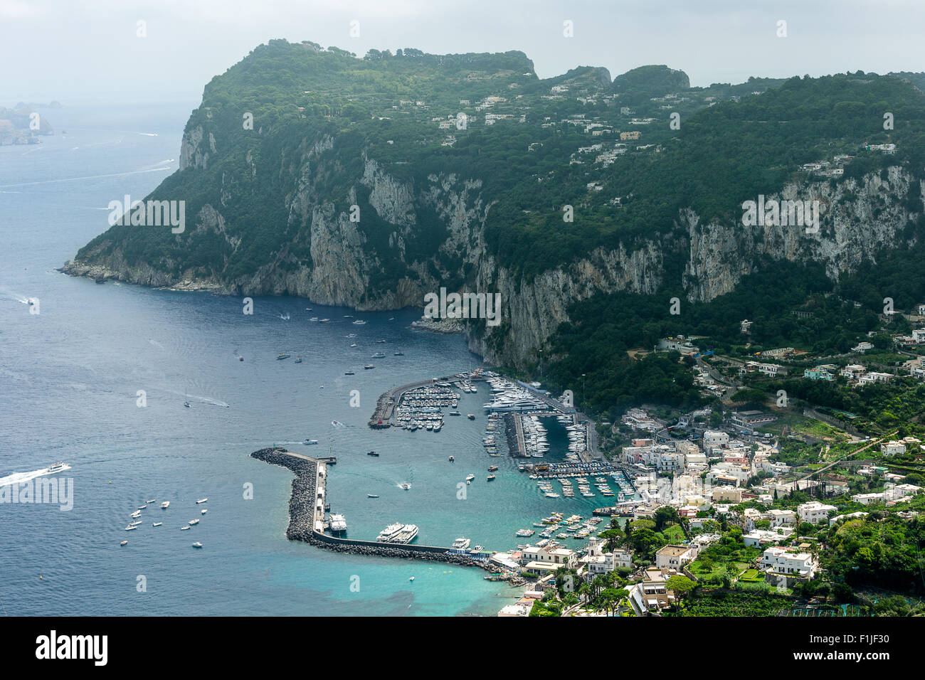 Una vista panoramica della Marina Grande di Capri Island in Italia del Golfo di Napoli Foto Stock