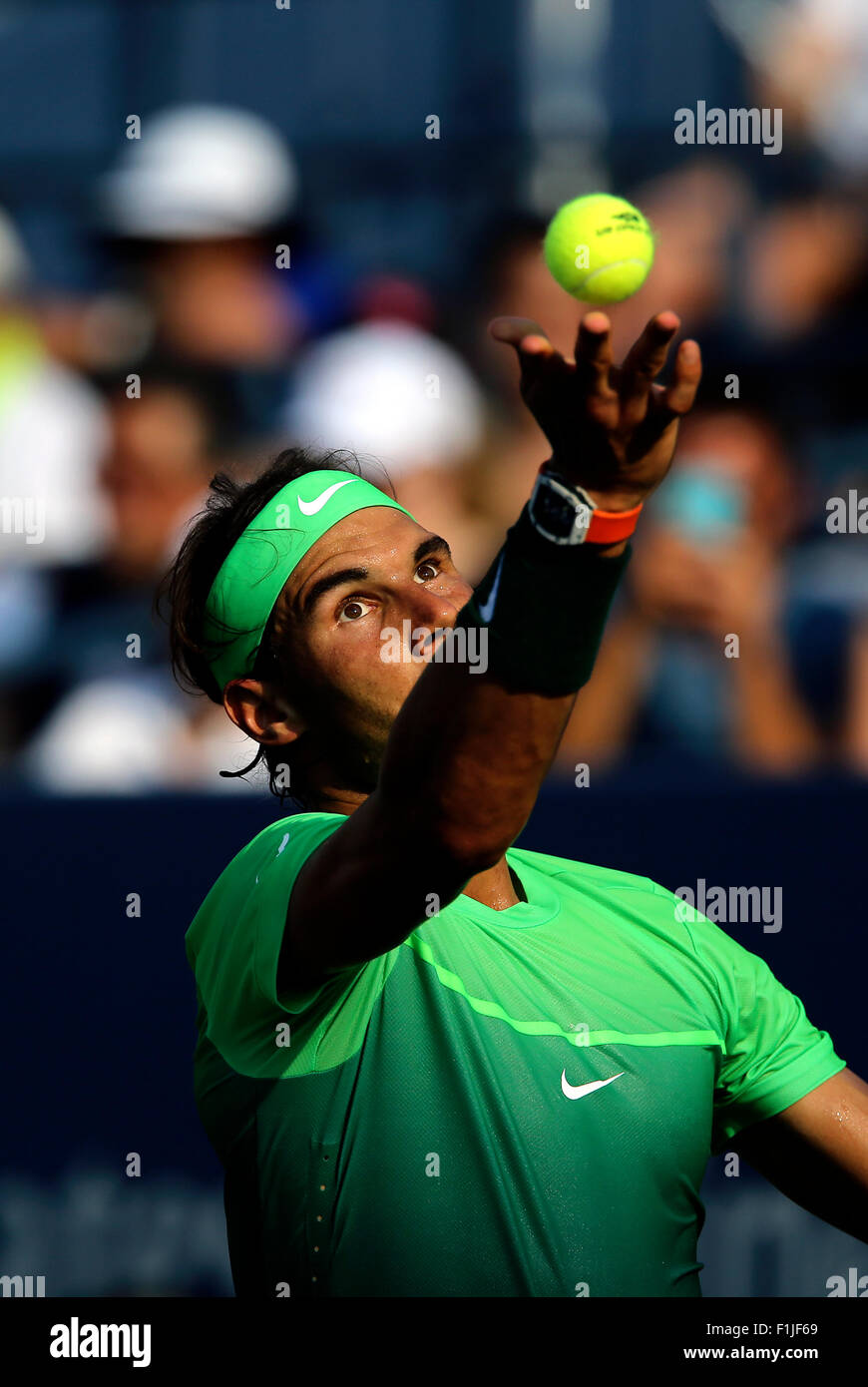 New York, Stati Uniti d'America. 02Sep, 2015. Rafael Nadal di Spagna, il numero di semi di 8, che serve a Diego Schwartzman dell Argentina durante il loro secondo round corrispondono a Stati Uniti Aperto a Flushing Meadows. Credito: Adam Stoltman/Alamy Live News Foto Stock