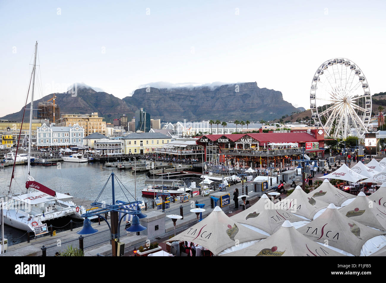 Victoria & Albert Waterfront al crepuscolo, Cape Town, Provincia del Capo occidentale, Repubblica del Sud Africa Foto Stock