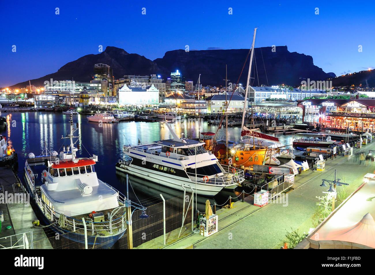 Victoria & Albert Waterfront al crepuscolo, Cape Town, Provincia del Capo occidentale, Repubblica del Sud Africa Foto Stock