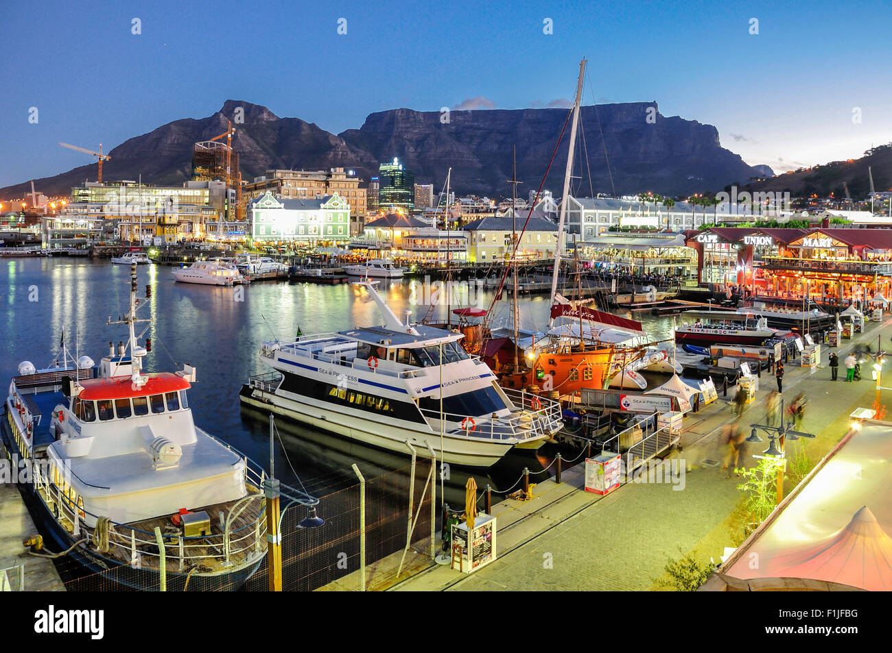 Victoria & Albert Waterfront al crepuscolo, Cape Town, Provincia del Capo occidentale, Repubblica del Sud Africa Foto Stock